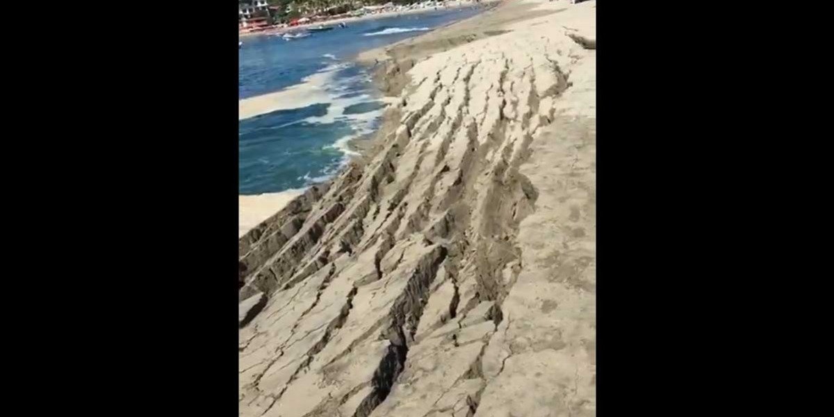 En el pleamar el oceáno ‘se infla’ y el agua cubre las orillas de todas las costas cercanas.