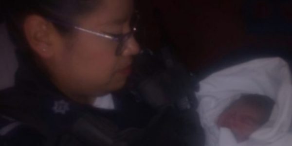 Marisela Becerra y Marco Antonio Alvarado, policías municipales, ayudaron a una mujer a dar a luz a una bebita, en su casa, después de que el parto se adelantara