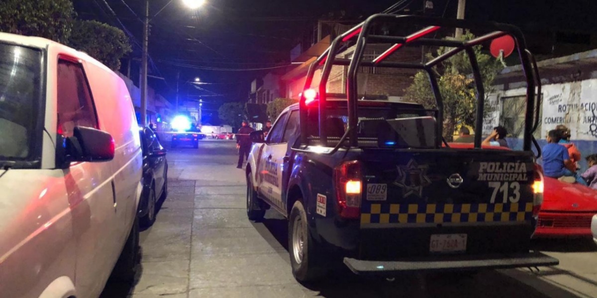 El ataque a balazos fue cerca de las 7 de la noche en la calle Zeus esquina con Ariel; los agresores huyeron en un Nissan Sentra blanco