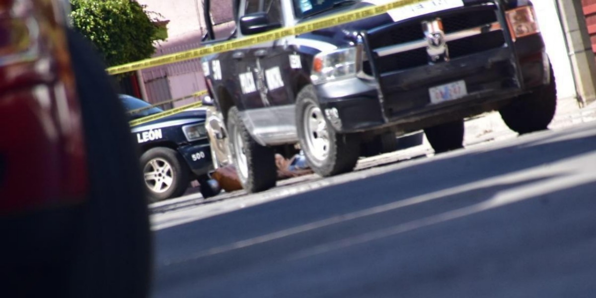 Otros dos cuerpos sin vida fueron encontrados maniatados en la calle Roble esquina con Abedul, en la colonia Las Arboledas.