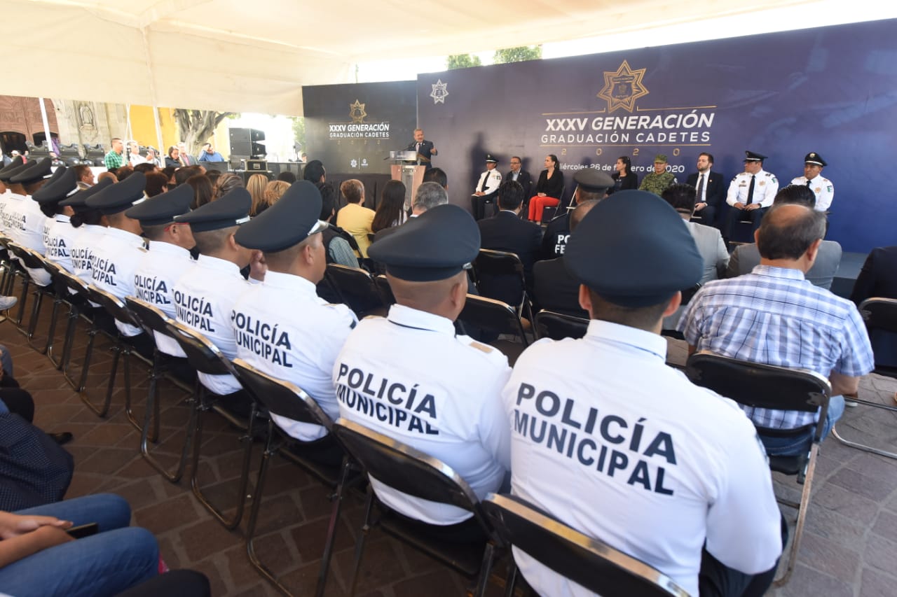 Sophia Huett presidió con el presidente municipal de Irapuato, Ricardo Ortiz, la graduación de la Generación XXXV de cadetes de la Policía Municipal