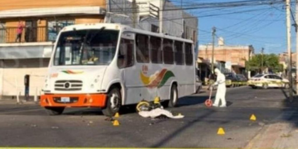 Un motociclista de nombre Omar Salvador, de 25 años, murió la mañana de este lunes al chocar contra un camión de transporte público 