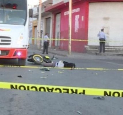 Un motociclista de nombre Omar Salvador, de 25 años, murió la mañana de este lunes al chocar contra un camión de transporte público