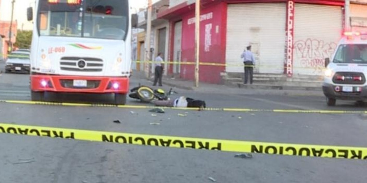 Un motociclista de nombre Omar Salvador, de 25 años, murió la mañana de este lunes al chocar contra un camión de transporte público