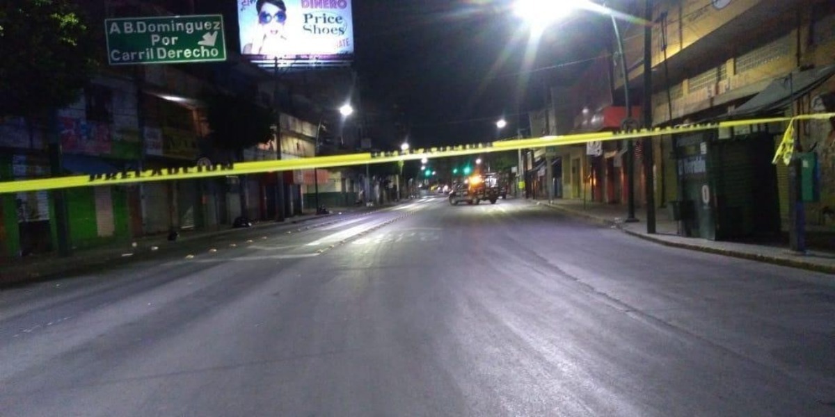 Asesinan a balazos a hombre en la Miguel Alemán Cerca de las 11:30 de la noche, un hombre fue asesinado a balazos en la avenida Miguel Alemán, en la colonia Bellavista. La víctima circulaba en una motocicleta sobre dicha avenida cuando fue agredido a balazos; aún no ha sido identificado. De acuerdo a la información preliminar, se detalló que dos automóviles se acercaron al hombre y lo balearon, por lo que falleció sobre el asfalto. Después de reportar el ataque al 911, paramédicos de la Cruz Roja llegaron al lugar para atenderlo, pero solo confirmaron que ya había fallecido.