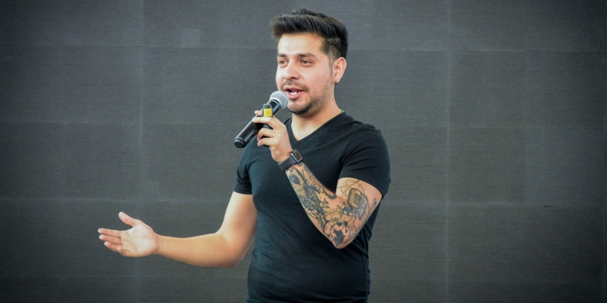 Ante más de 450 jóvenes sanmiguelenses, Víctor González, creador de contenido y voz oficial de Badabun, impartió su conferencia “El algoritmo para ser chingón”