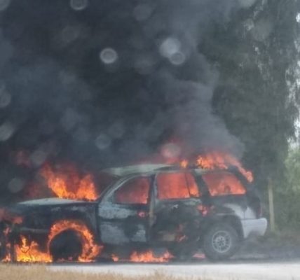 Hombres armados bloquearon con automóviles incendiados tres tramos carreteros de Guanajuato.
