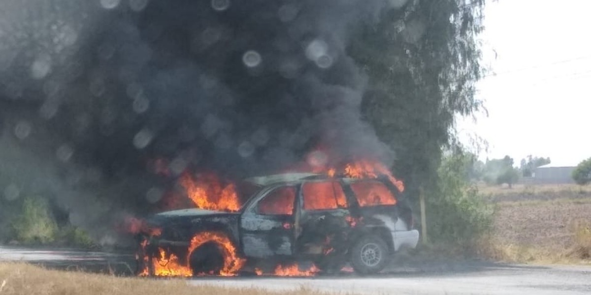 Hombres armados bloquearon con automóviles incendiados tres tramos carreteros de Guanajuato.