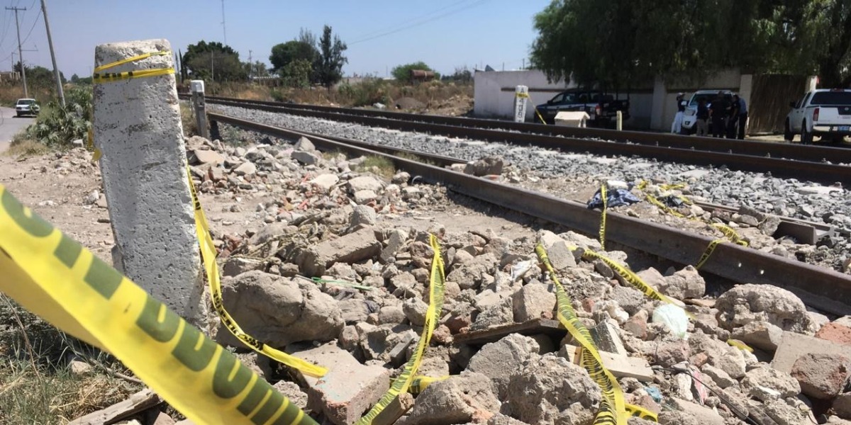 Tres cuerpos embolsados fueron encontrados cerca del mediodía por las vías del tren en la colonia San Juan de Abajo.