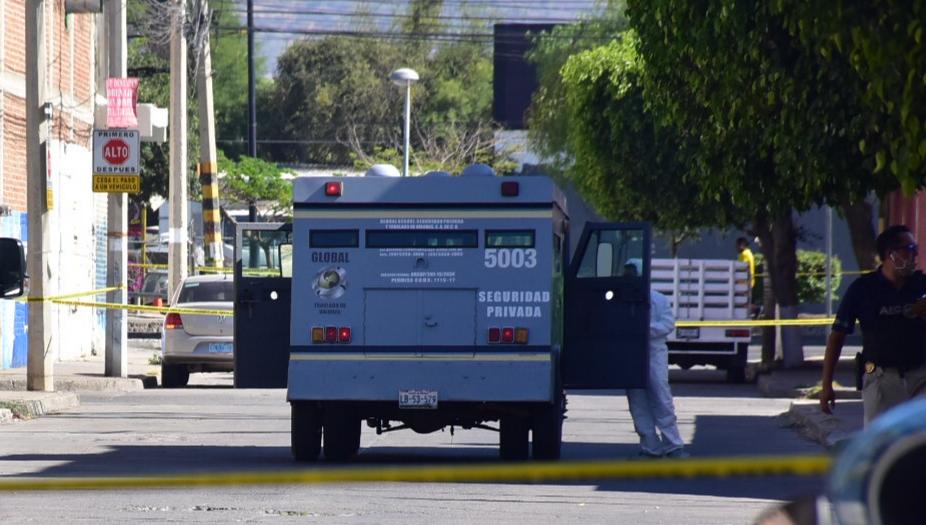 Con armas, tres hombres interceptaron el camión que transportaba, según las primeras declaraciones, 5 millones de pesos.