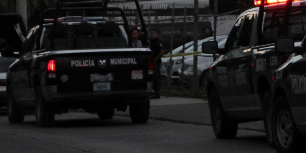 Según la información preliminar, varios hombres con armas de fuego llegaron en una camioneta Cherokee gris y comenzaron la balacera