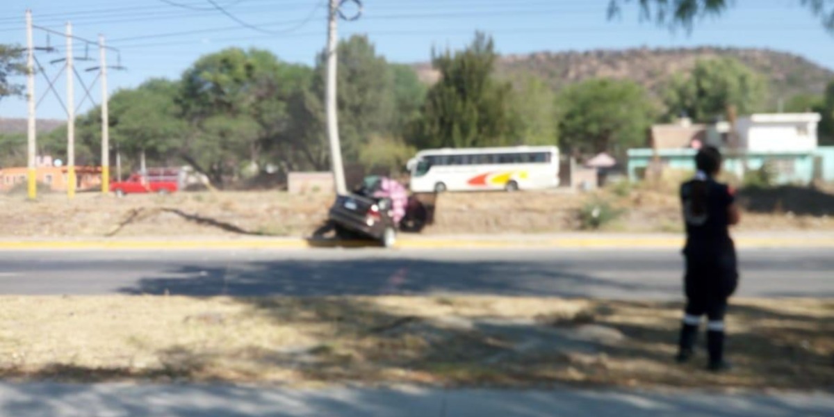 Una persona falleció en un accidente en la carretera León-San Francisco, frente a la fábrica Yasaki, al chocar su auto contra un poste de alumbrado