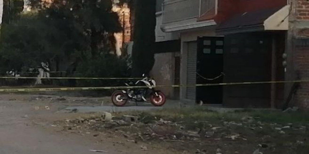 Dos hombres fueron atacados con armas de fuego, uno de ellos perdió la vida en la colonia Carmen CTM la tarde de este jueves.