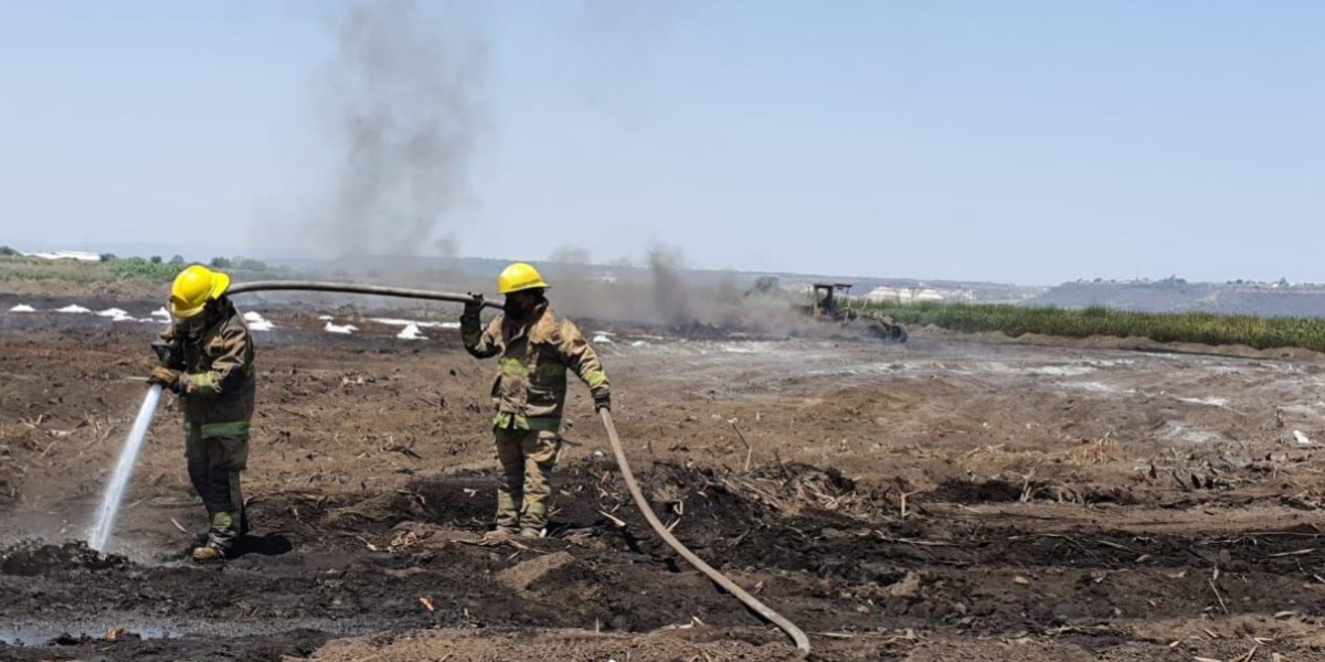El incendio que se extendió por alrededor de 10 hectáreas, es conocido como “combustión sorda”, pues se generó en forma de brasas por debajo de una zona fangosa