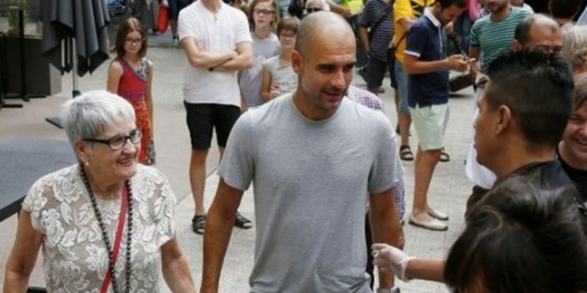 La señora Dolors Sala Carrió, mamá del entrenador español Pep Guardiola, falleció este lunes a los 82 años, víctima del coronavirus.