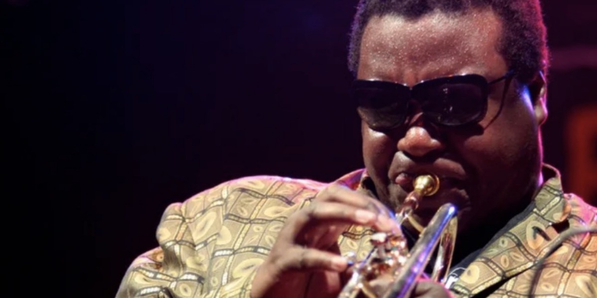 El trompetista Wallace Roney, quien siguiera fiel el estilo del legendario Miles Davis, falleció por complicaciones de coronavirus a los 59 años.