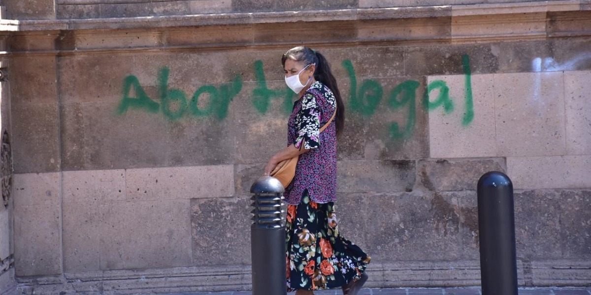 A unas horas de que se votara en comisiones la iniciativa de la interrupción legal del embarazo, la Catedral Metropolitana de León amaneció grafiteada con leyendas pro aborto