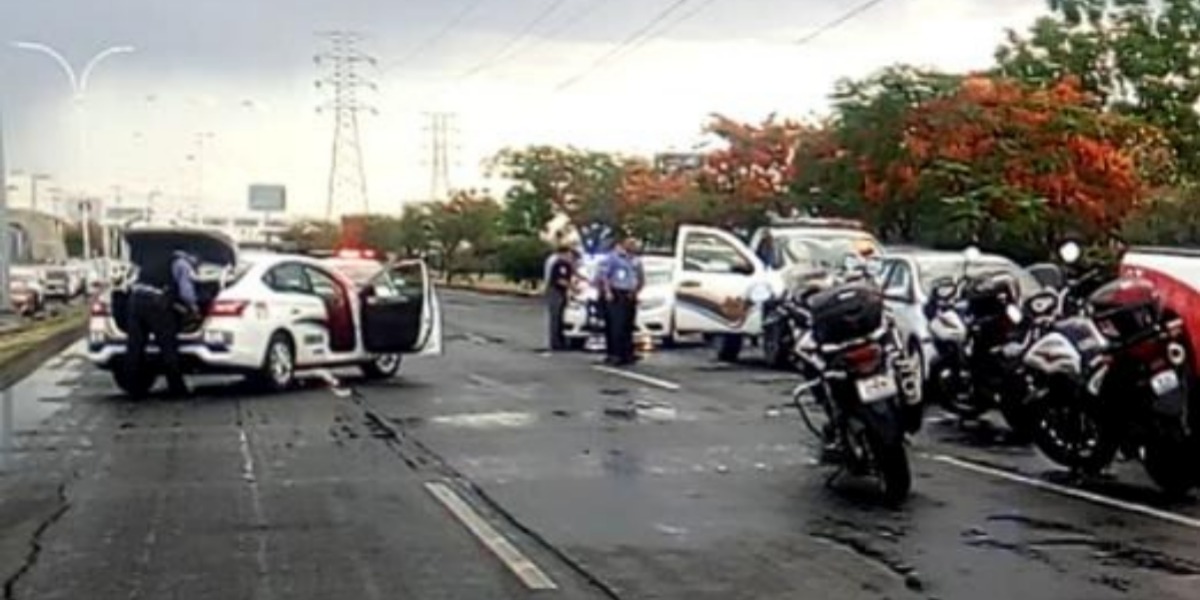 Una carambola sobre el libramiento casi esquina con La Luz dejó como saldo un motociclista muerto y numerosos daños materiales.