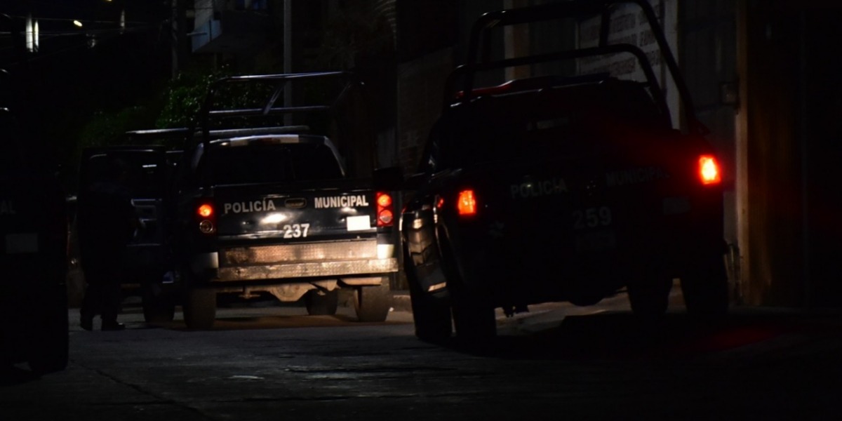 Cerca de las 4 de la mañana de este viernes, operadores del C4 comunicaron sobre un reporte de personas lesionadas con arma de fuego en la calle Balcón de las Abejas