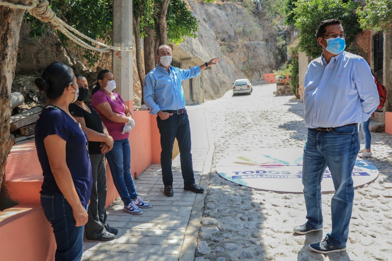 Con el programa PAR, vecinos aportaron la piedra y el Municipio la mano de obra