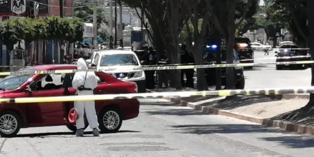 La víctima recibió balazos en el abdomen y la espalda; tripulaba un auto Figo color guinda.