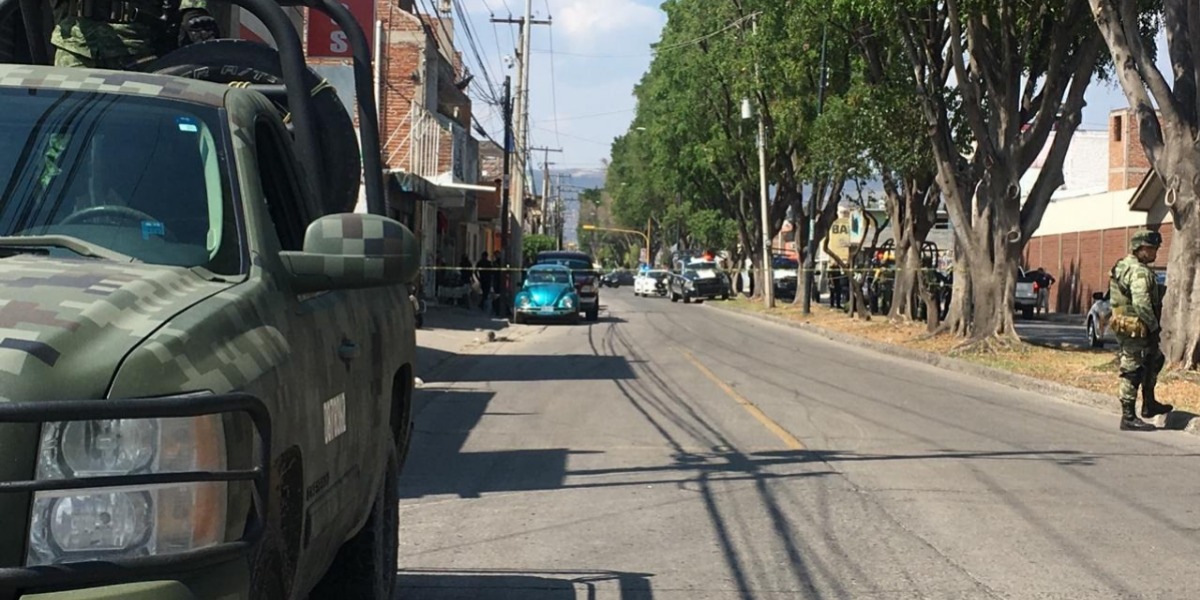 Un hombre fue asesinado a balazos en un bazar del bulevar Hilario Medina en la colonia Real Providencia.