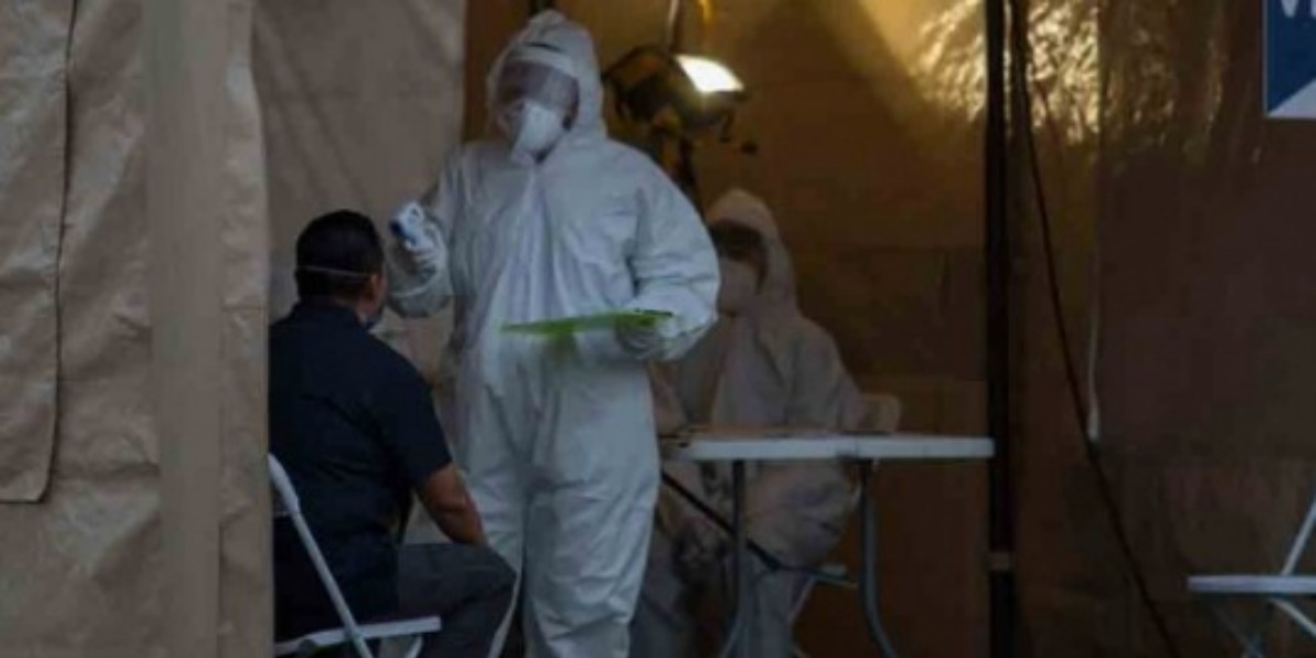 El contagiado se saltó las rejas del hospital y deambuló en las calles, descalzo y solo vestido con la bata azul del hospital