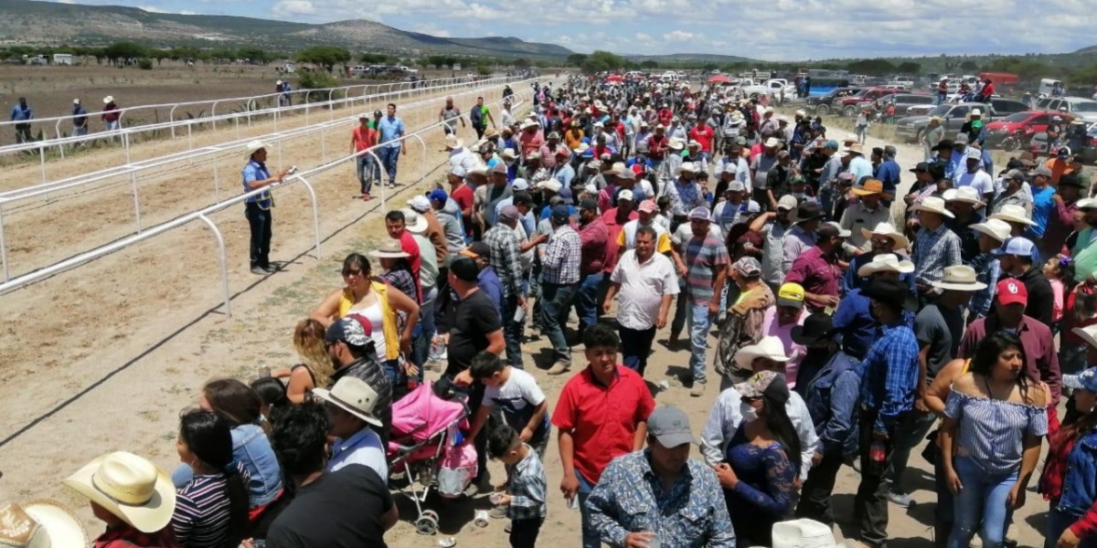 Disuelven elementos de las FSPE, en el municipio de San Luis de la Paz, concentración de personas que se encontraban en una carrera de caballos, al carecer de los permisos correspondientes y