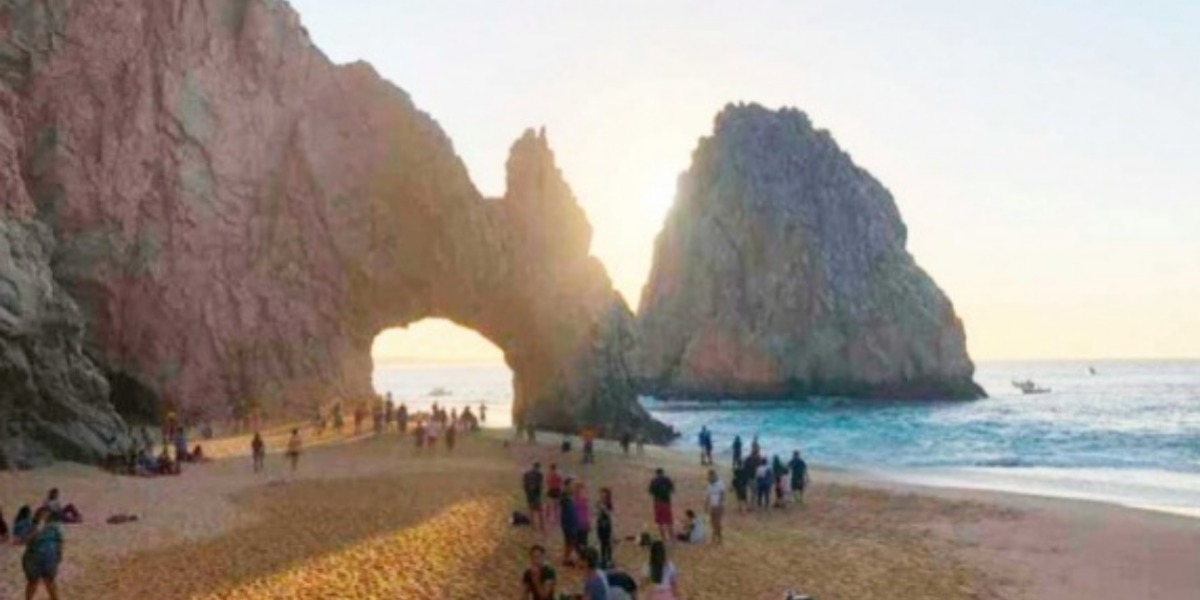 Esta área solo es accesible por tierra en esta época de año, pues la marea baja y se puede transitar alrededor del Arco.