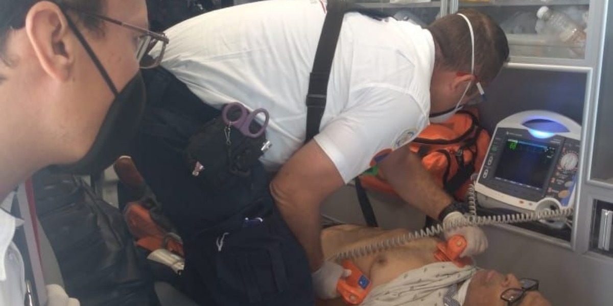 Elementos de Protección Civil que realizaban un operativo para vigilar el uso de cubrebocas en la estación Delta, salvaron la vida de un hombre que presentaba síntomas de infarto.