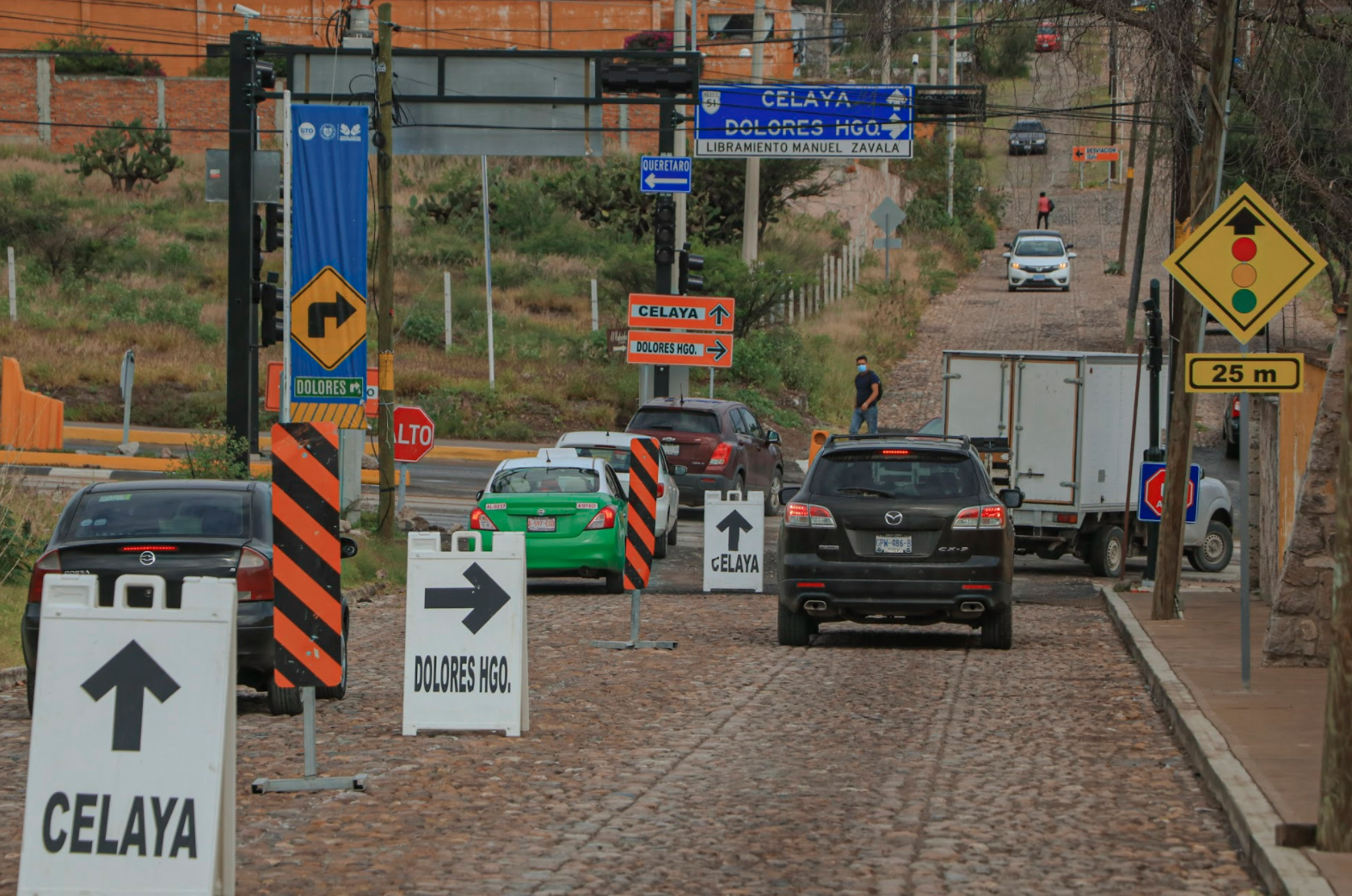 En zona de obra, es prioritario el paso de tráfico pesado como camiones de carga y transporte público.