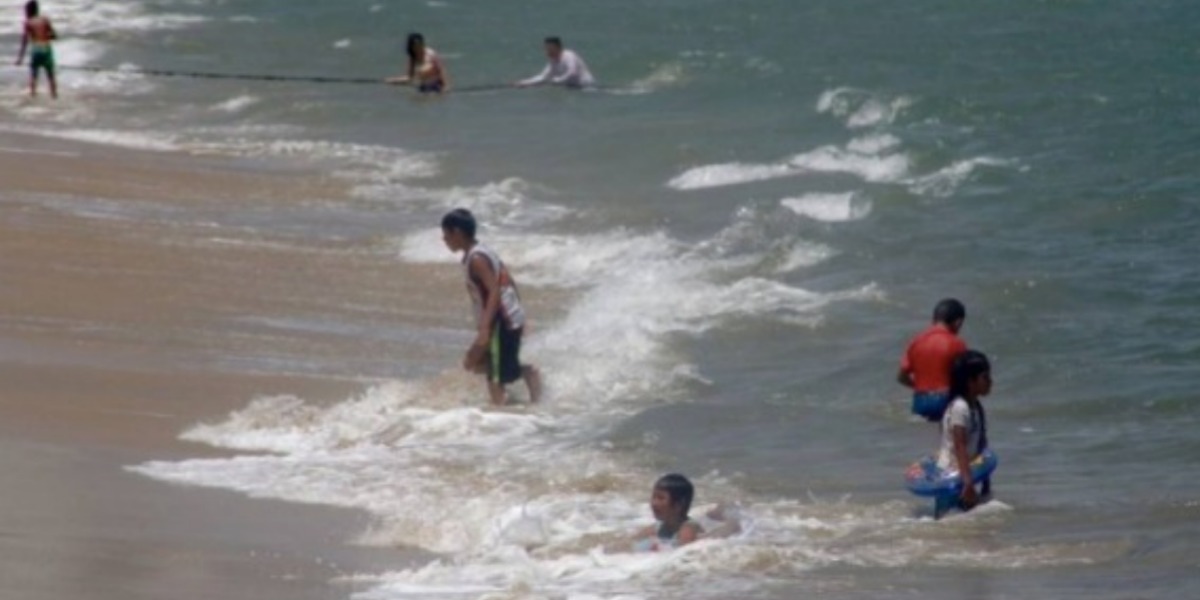 Las playas de Acapulco abrieron al público después de que Guerrero pasara al color naranja en el semáforo federal.