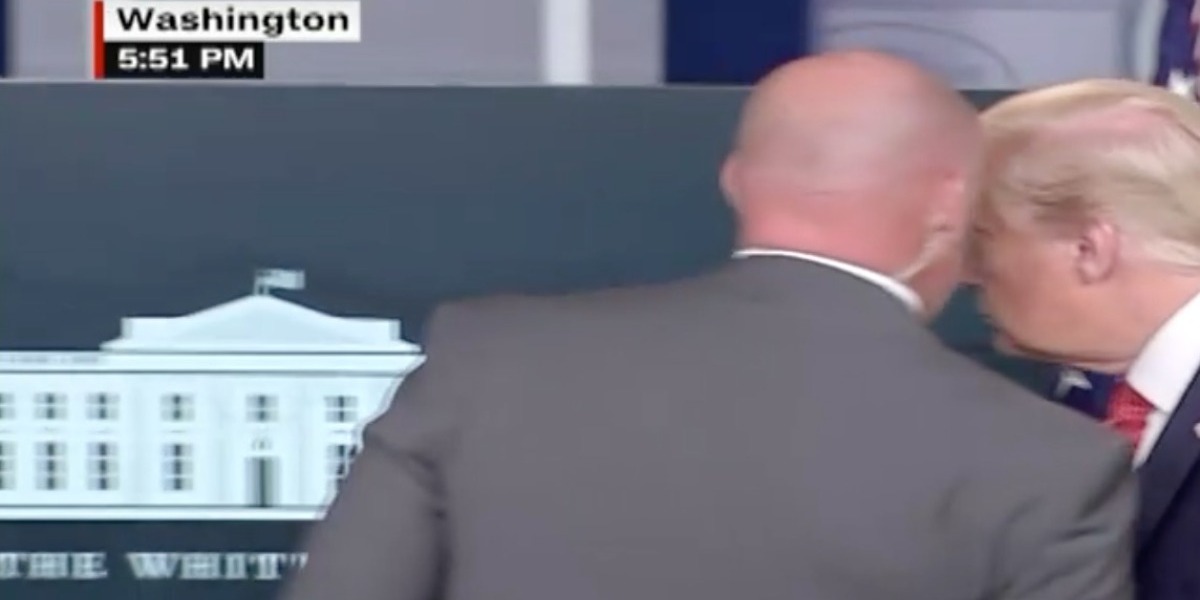 Un agente del Servicio Secreto de Estados Unidos se acercó al presidente cuando estaba en plena charla y le indicó que tenía que salir del lugar