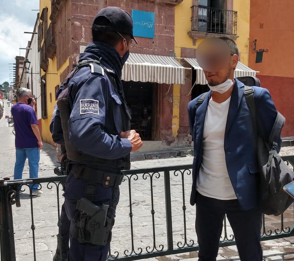 El visitante identificado como Bruno entró sin cubrebocas al primer cuadro de la ciudad; se le recomendó usarlo, no traía, se le regaló uno y aún así se negó