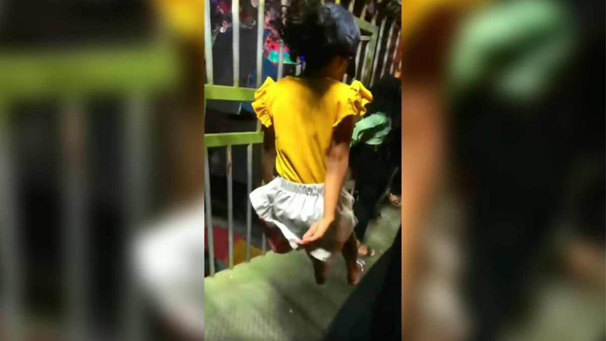 niña salto juego mecánico