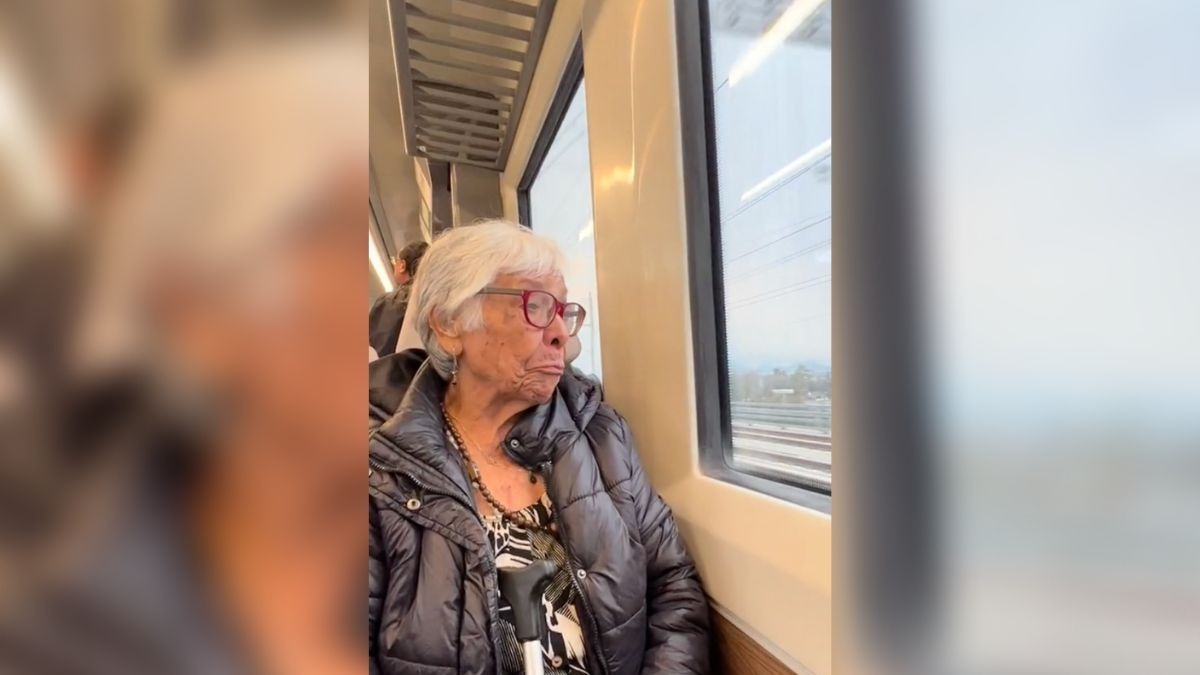 Abuelita se conmueve en viaje en tren