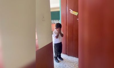 Cumpleaños sorpresa de niño en el salón de clases