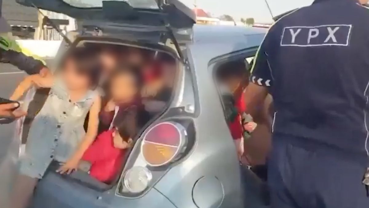 25 niños en un auto compacto