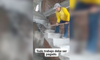 Albañil destruye escaleras