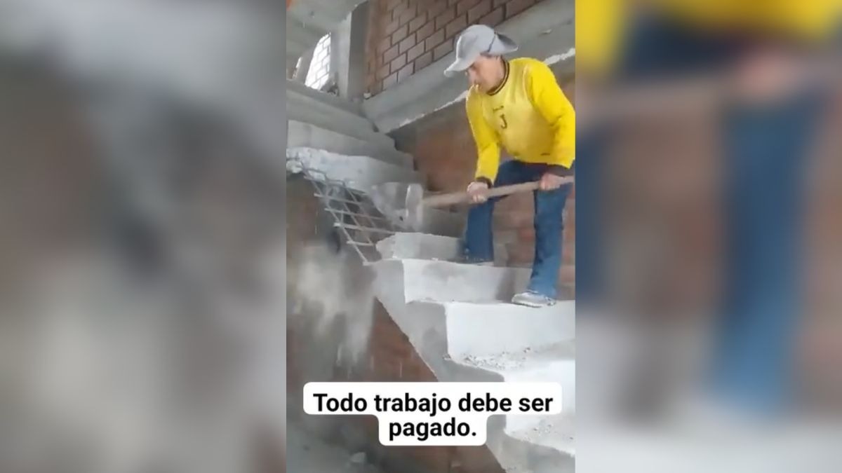 Albañil destruye escaleras