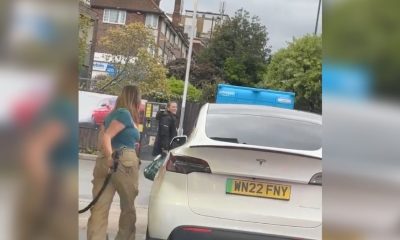 Joven intenta cargar su Tesla con gasolina