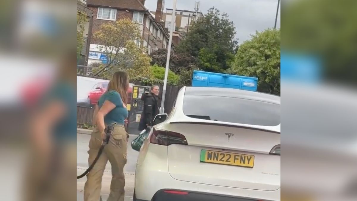 Joven intenta cargar su Tesla con gasolina