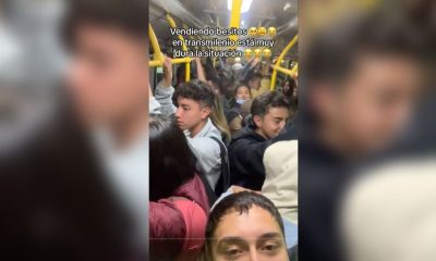 Joven vende besos en el transporte