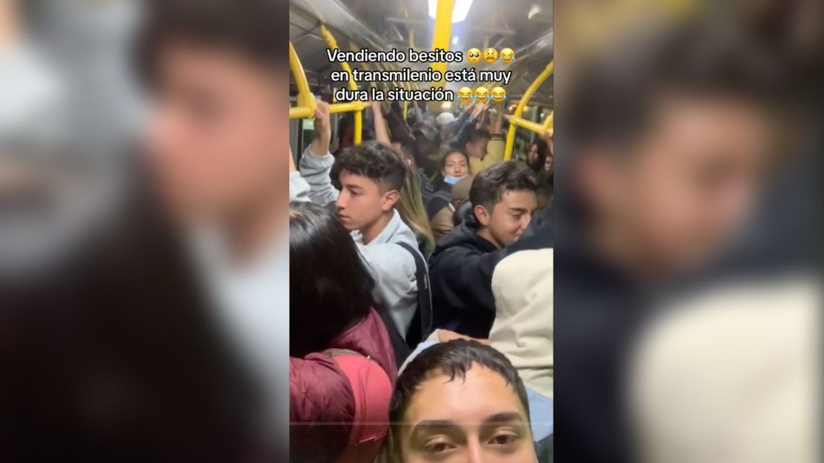 Joven vende besos en el transporte