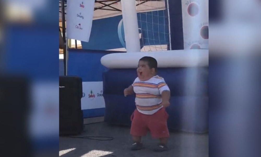 Niño baila la boda del huitlacoche