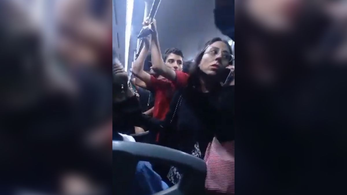 Retienen a pasajeros de camión por robo de celular