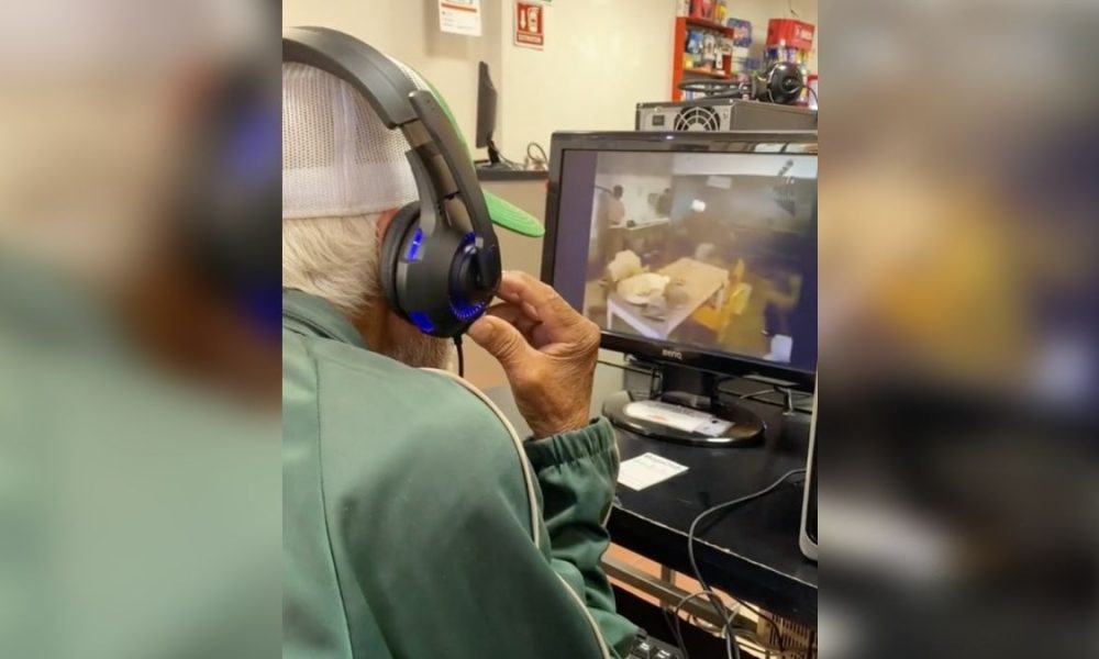 Abuelito va al ciber a ver películas