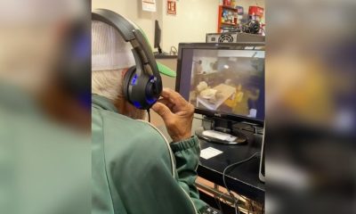 Abuelito va al ciber a ver películas