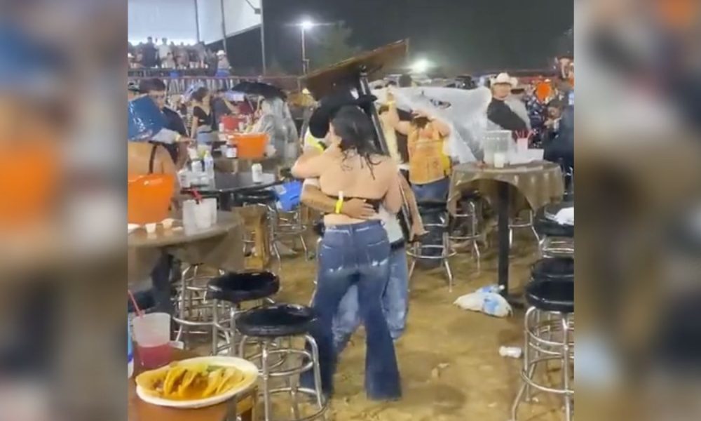 Bailan con lluvia tapándose con una mesa