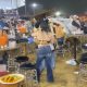 Bailan con lluvia tapándose con una mesa